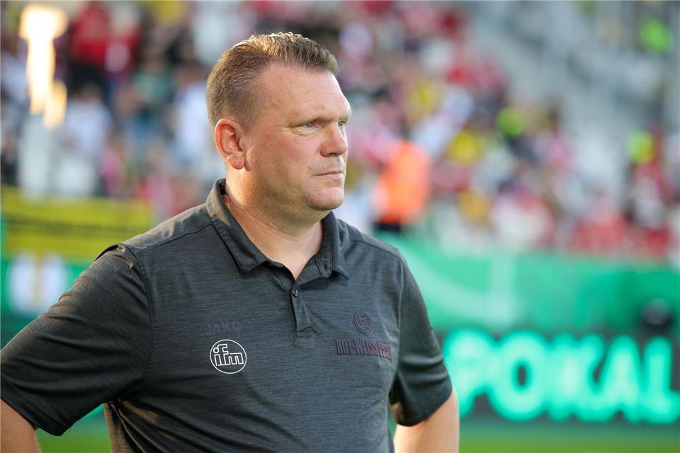 Die Schlussoffensive seiner Essener wurde nicht belohnt: Trainer Uwe Koschinat (Archivbild)Christoph Reichwein/dpa