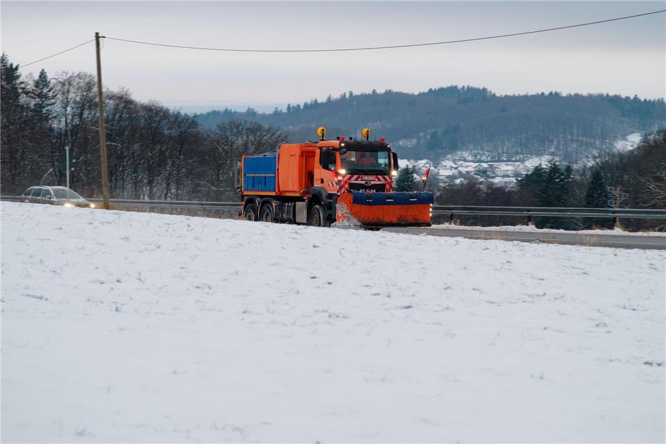 Die Schneefahrzeuge haben bei diesem Wetter viel zu tun. Uwe Anspach/dpa