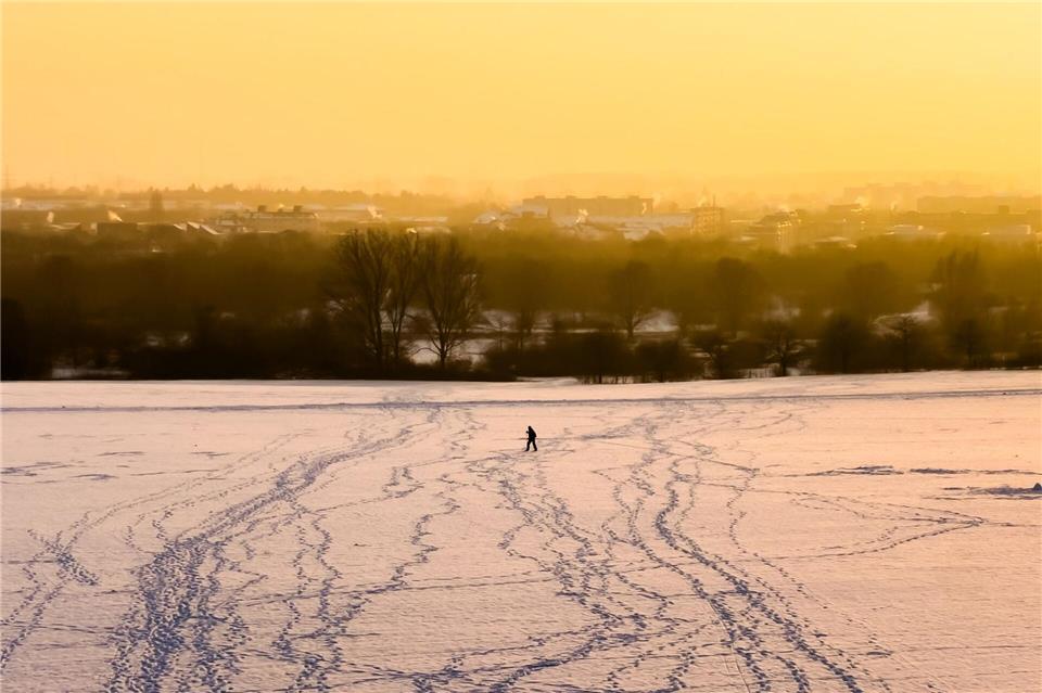 Die Schneelandschaft in Niedersachsen hält sich weiterhin. Julian Stratenschulte/dpa