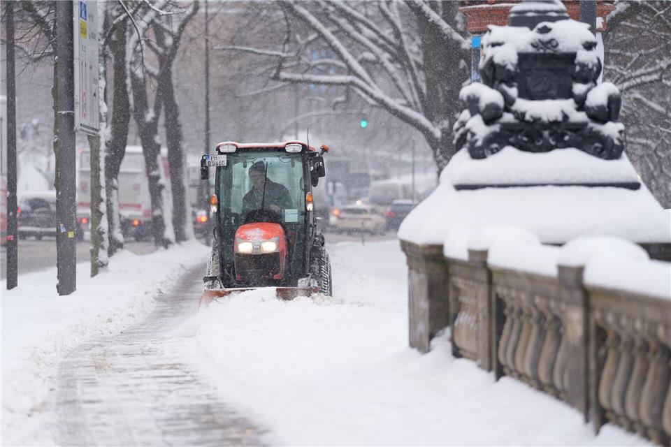 Die Schneemassen türmen sich auch in der Hamburger Innenstadt so hoch wie seit 15 Jahren nicht mehr. Marcus Brandt/dpa
