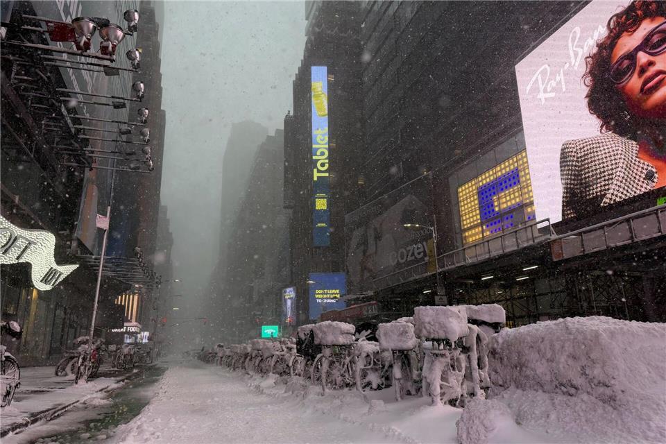 Die Schneemassen verwandelten den Times Square in eine Eislandschaft.Anne Pollmann/dpa