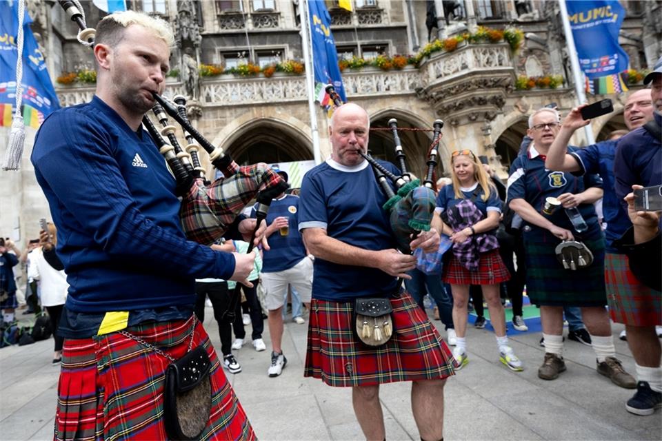 Die Schotten feiern auf dem Münchner Marienplatz.