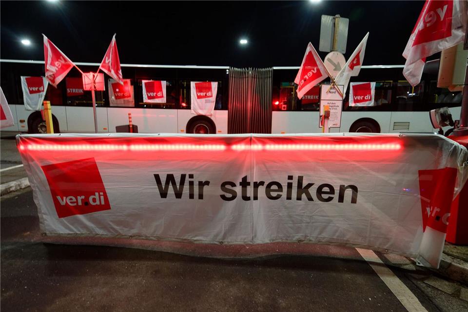 Die Schranke bleibt unten. Verdi hat Beschäftigte in mehreren kommunalen Nahverkehrsbetrieben wie der KVB zum Warnstreik aufgerufen. (Archivbild)Henning Kaiser/dpa