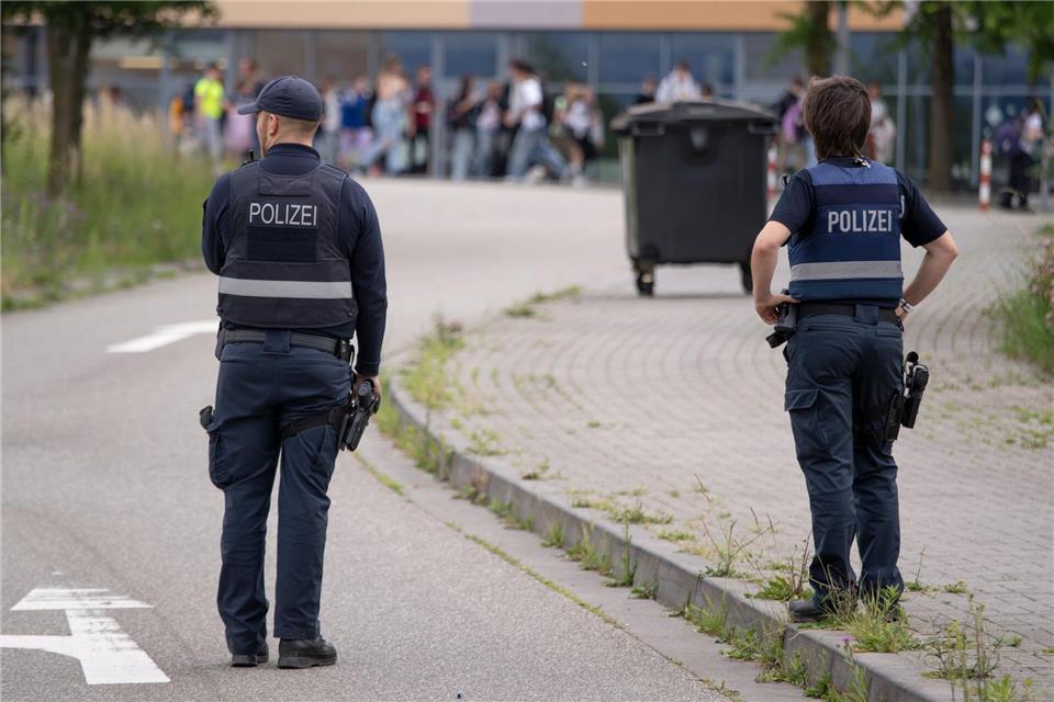 Die Schüler blieben gemeinsam mit Lehrern sicherheitshalber zunächst in den Klassenräumen, später verließen sie dann die Gebäude. Deniz Gündogan/dpa