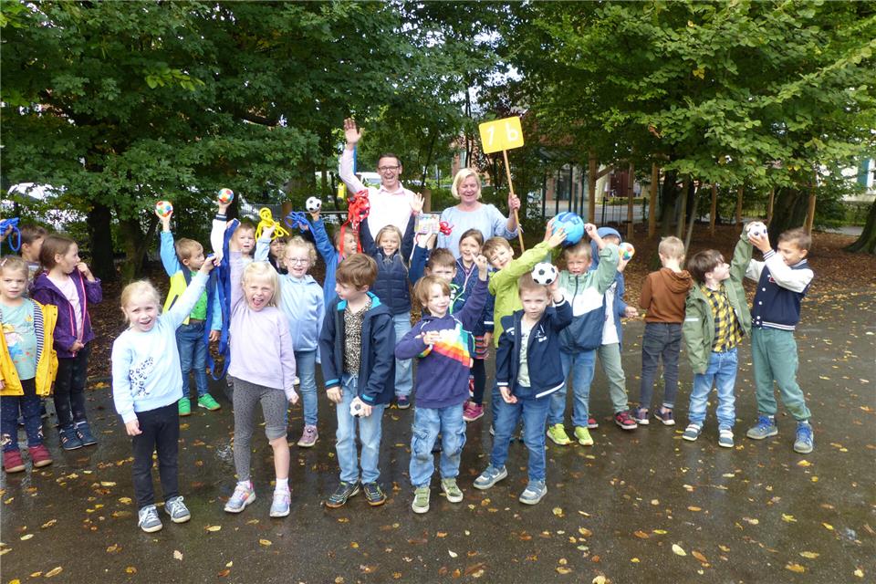 Die Schüler der Klasse 1b der Silvesterschule freuen sich über die Spielekisten.