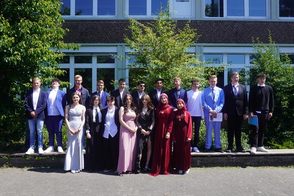 Die Schüler der Klassen 10b am Entlasstag.