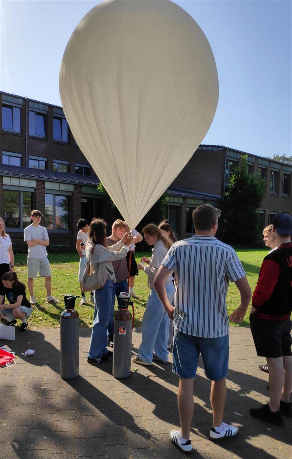 Die Schüler des Physiktechnik-Kurses bereiten den Wetterballon auf den Start vor.