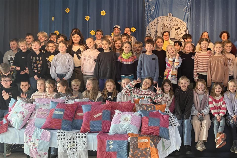 Die Schüler, die an der Aktion teilgenommen haben, kamen zum Abschluss auf der Bühne des Forums zusammen.