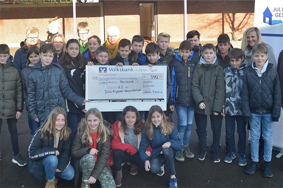 Die Schüler haben den Spendenscheck an Vertreter des Vereins „Horizont“ überreicht.