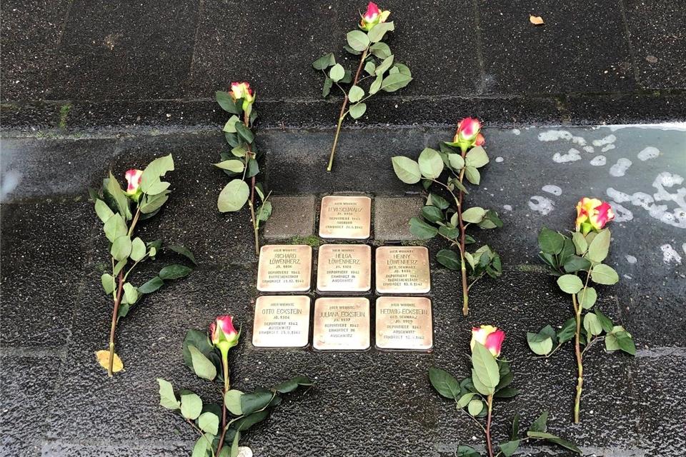 Die Schüler haben die Stolpersteine in Raesfeld gesäubert und Rosen niedergelegt.