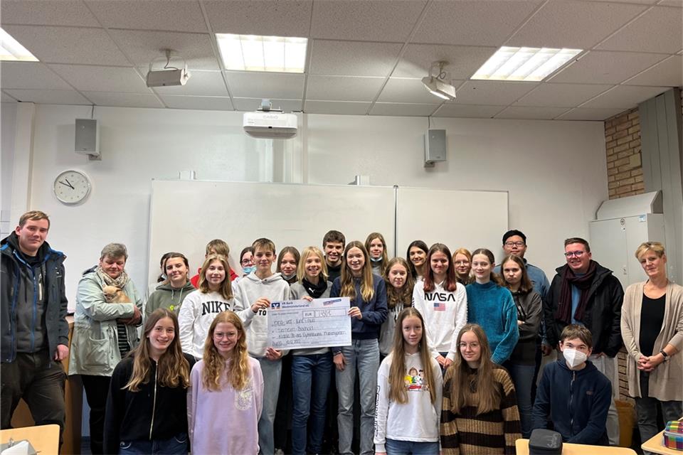 Die Schüler haben eine Spendenaktion auf die Beine gestellt und konnten nun das Geld an die Tierheim-Mitarbeiter übergeben.