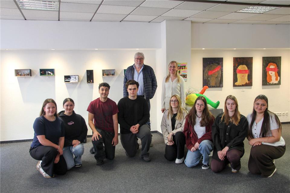 Die Schüler mit ihrer Lehrerin Greta Clasen und dem Vorsitzenden des Kunstvereins Klaus Queckenstedt.