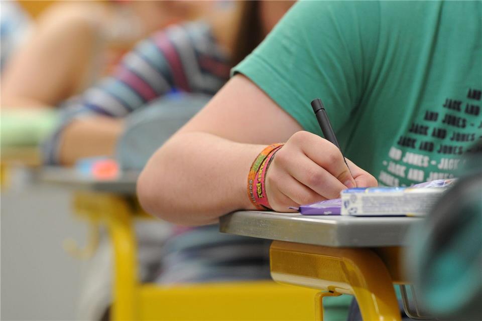 Die Schüler müssen den Jahrgangsstufentest nicht nachschreiben. (Symbolbild)Armin Weigel/dpa
