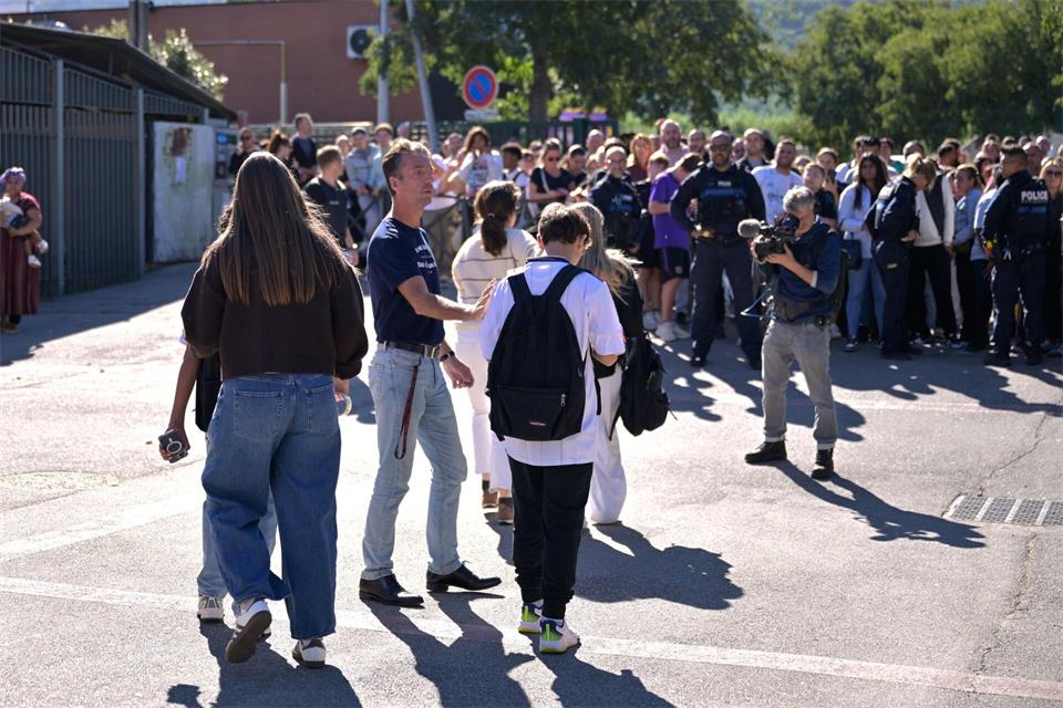 Die Schüler stehen nach der Schusswaffenattacke in einer Schule in Südfrankreich unter Schock.Philippe Magoni/AP/dpa