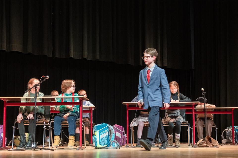 Die Schüler traten sehr selbstbewusst auf die Bühne, um zu zeigen, was sie in den letzten Monaten entwickelt hatten. Sie hatten sich mit dem Begriff Heimat auseinandergesetzt und festgestellt, dass es vor allem dort ist, wo wichtige Menschen leben.