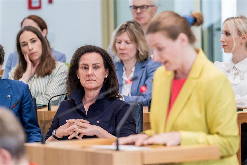 Die Schülerschaft ist nicht das eigentliche Problem der Brennpunktschule, sagte die Bildungsministerin. (Archivbild)Andreas Arnold/dpa