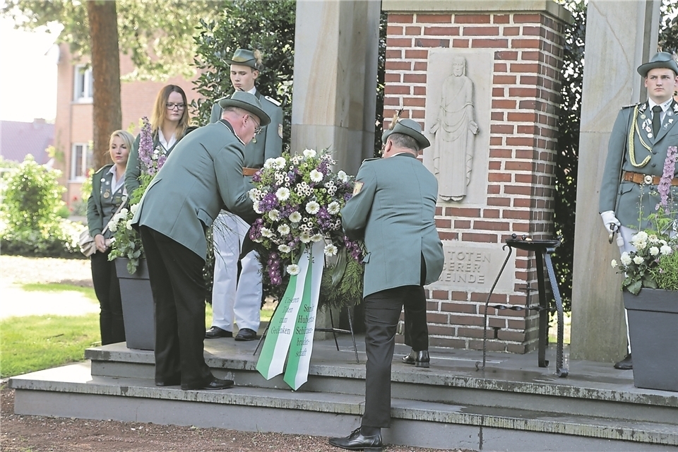 Die Schützen aus Bahnhof Reken haben am Samstag einen Kranz am Ehrenmal niedergelegt.