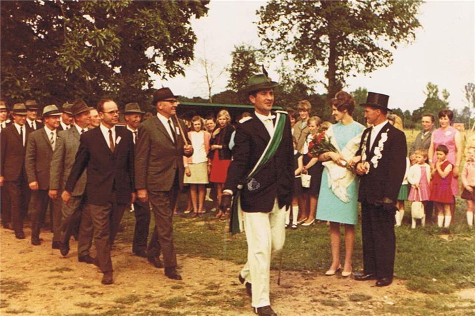 Die Schützen marschieren im Jahr 1968 an König Josef Pennekamp und Königin Rita Bünning vorbei.