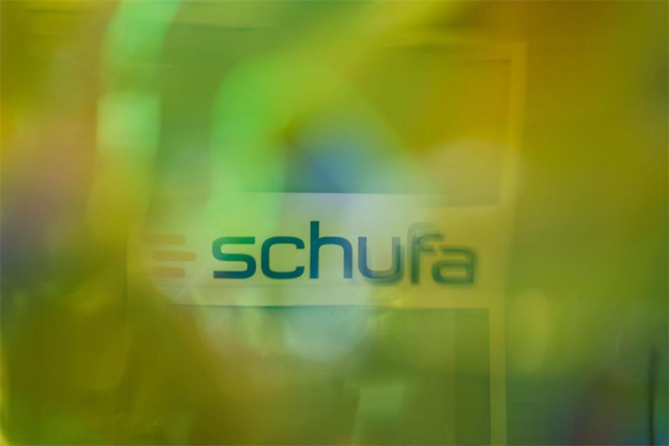 Die Schufa berechnet anhand gewaltiger Datenmengen, für wie kreditwürdig sie Verbraucher hält. Anlässlich ihres 100-jährigen Bestehens hat die Auskunftei einen tieferen Blick in ihre Geschichte zur Zeit des Nationalsozialismus (1933-1945) geworfen. (Symbolbild)picture alliance/dpa