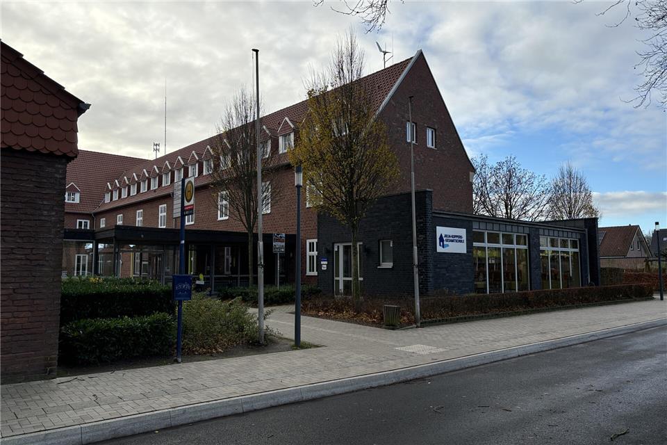 Die Schulbusse halten direkt vor dem Eingang der Julia-Koppers-Gesamtschule in Raesfeld.