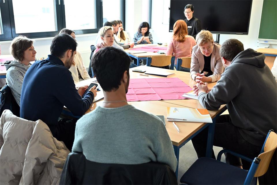 Die Schule soll junge Leute aus dem Ausland fit für eine Ausbildung machen. (Archivbild) Martin Schutt/dpa