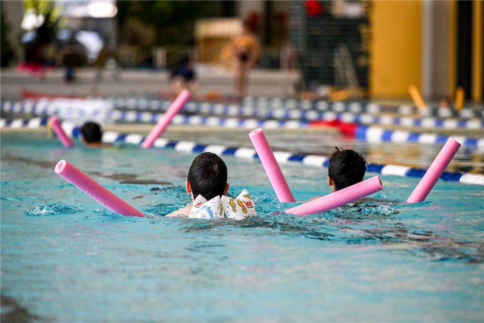 Die Schulen regelten den Schwimmunterricht in eigener Verantwortung. (Symbolbild)Jens Kalaene/dpa