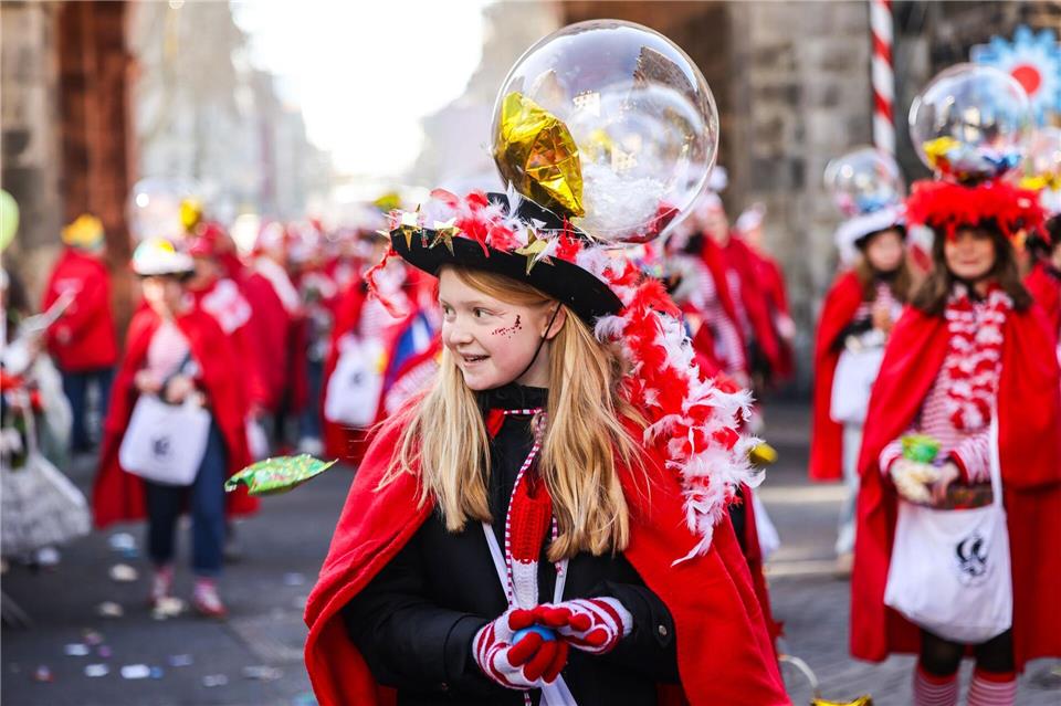 Die „Schull- un Veedelszöch“ gelten als ursprünglichster Karnevalszug in Köln (Archivbild).Oliver Berg/dpa
