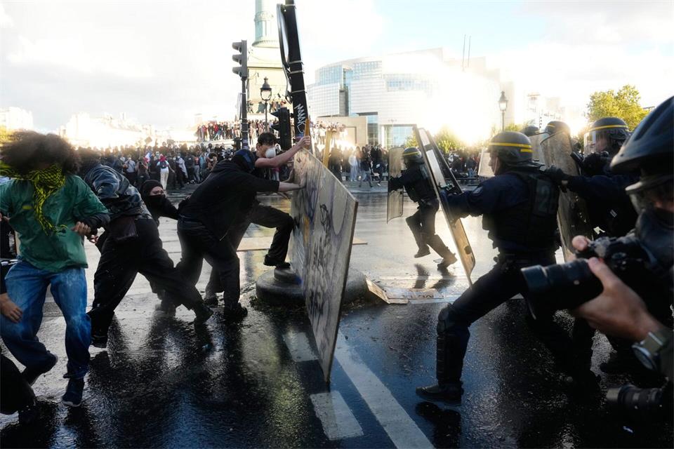 Die Schulproteste in Frankreich dauern an.Teresa Suarez/AP/dpa