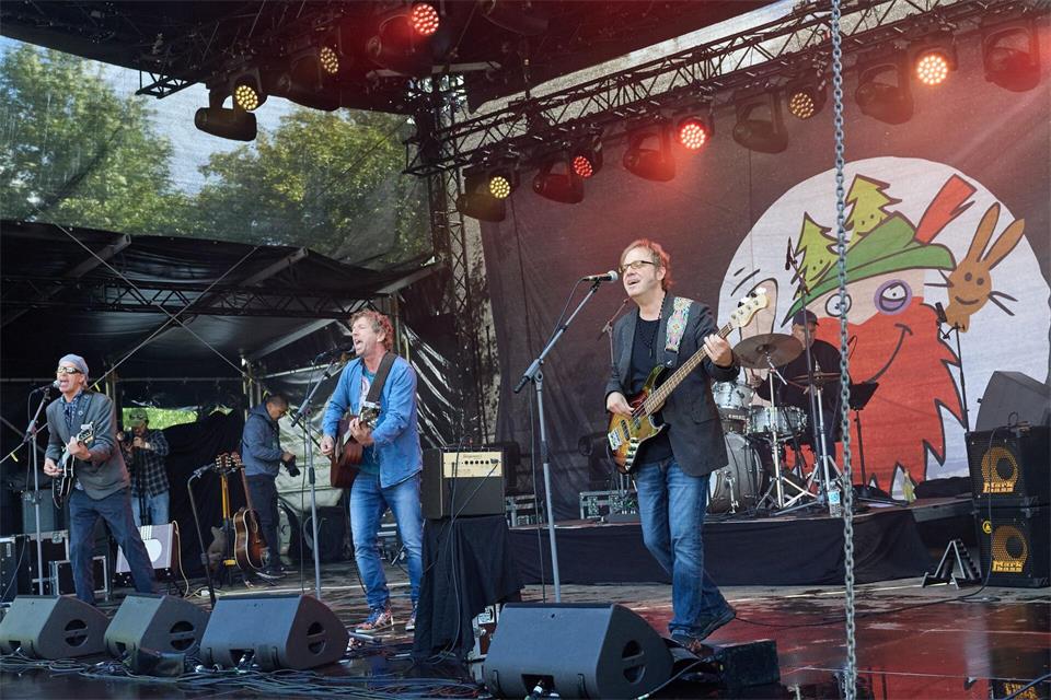 Die Schuman Band hat das Festival „Jamel rockt den Förster“ eröffnet. Georg Wendt/dpa