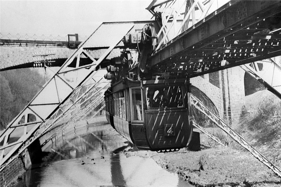 Die Schwebebahn fährt im Februar 1951 über der Wupper.picture alliance / dpa