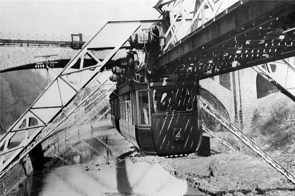 Die Schwebebahn fährt im Februar 1951 über der Wupper.picture alliance / dpa