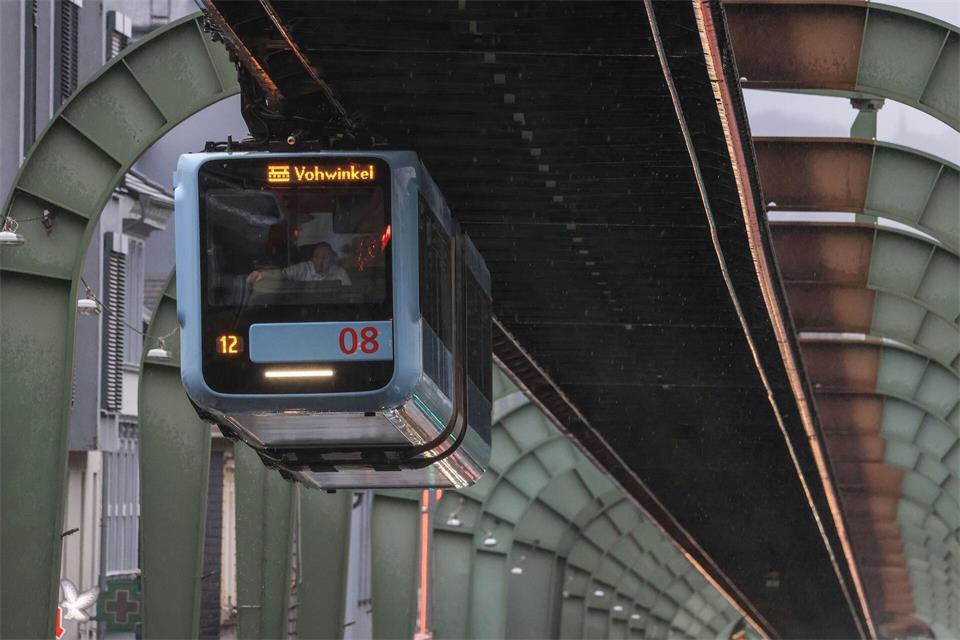 Die Schwebebahn gilt als ein Wahrzeichen der Stadt. (Archivbild)Oliver Berg/dpa