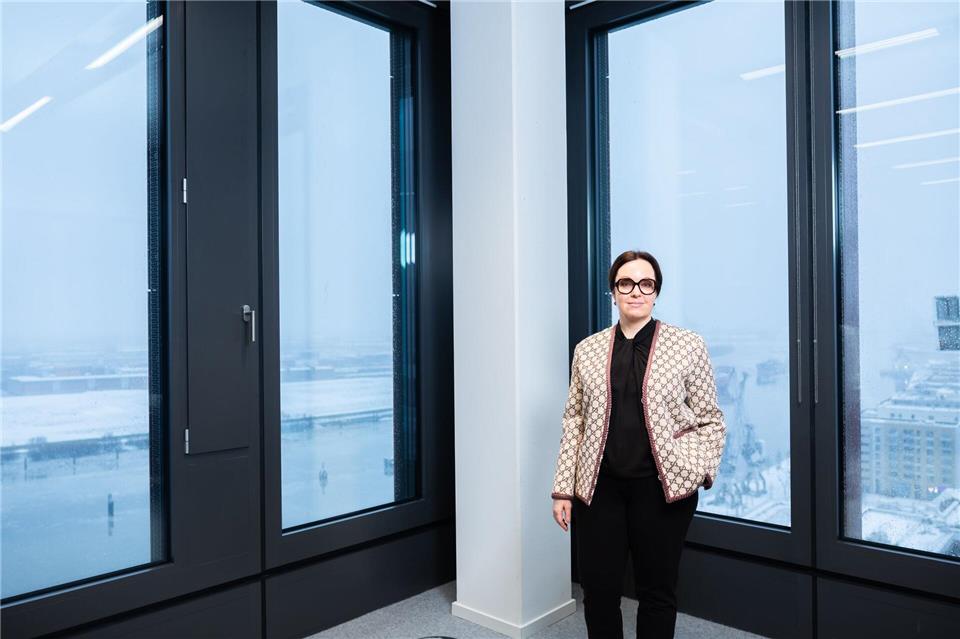 Die Schwedin Borg leitet seit 2020 den staatseigenen schwedischen Energiekonzern Vattenfall, der Deutschland zu seinen Kernmärkten zählt. Auf dem Bild steht Borg in der Hamburger Vattenfall-Zentrale. Im  Hintergrund ist die Norderelbe zu sehen. (Archivbild)Ulrich Perrey/dpa