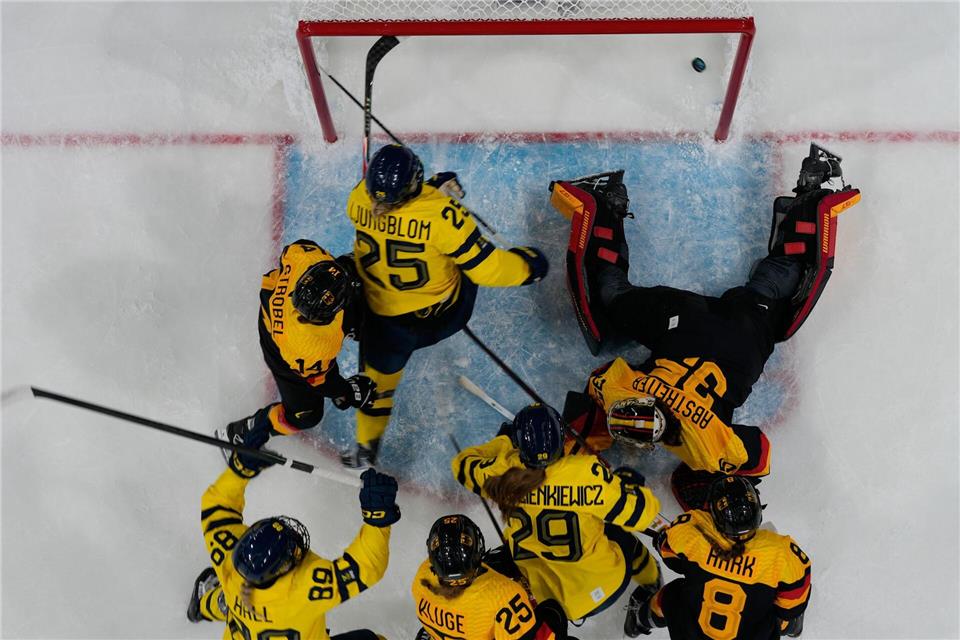 Die Schwedinnen waren zum Olympia-Start für Deutschland zu stark.Petr David Josek/AP/dpa