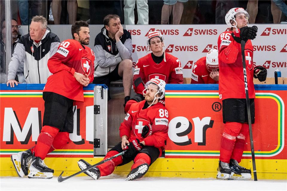 Die Schweiz um Kapitän Roman Josi (l) trauert nach dem verlorenen WM-Finale gegen Finnland.Claudio Thoma/KEYSTONE/dpa