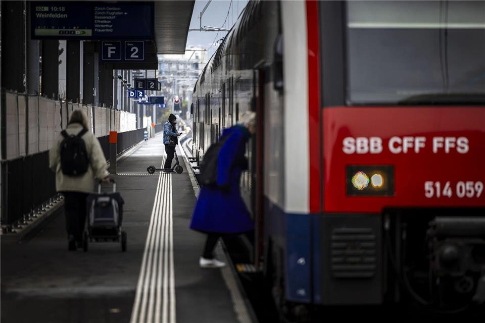 Die Schweizer Bahngesellschaft SBB will die Strecke Zürich-Schaffhausen ausbauen. (Symbolbild)Michael Buholzer/KEYSTONE/dpa