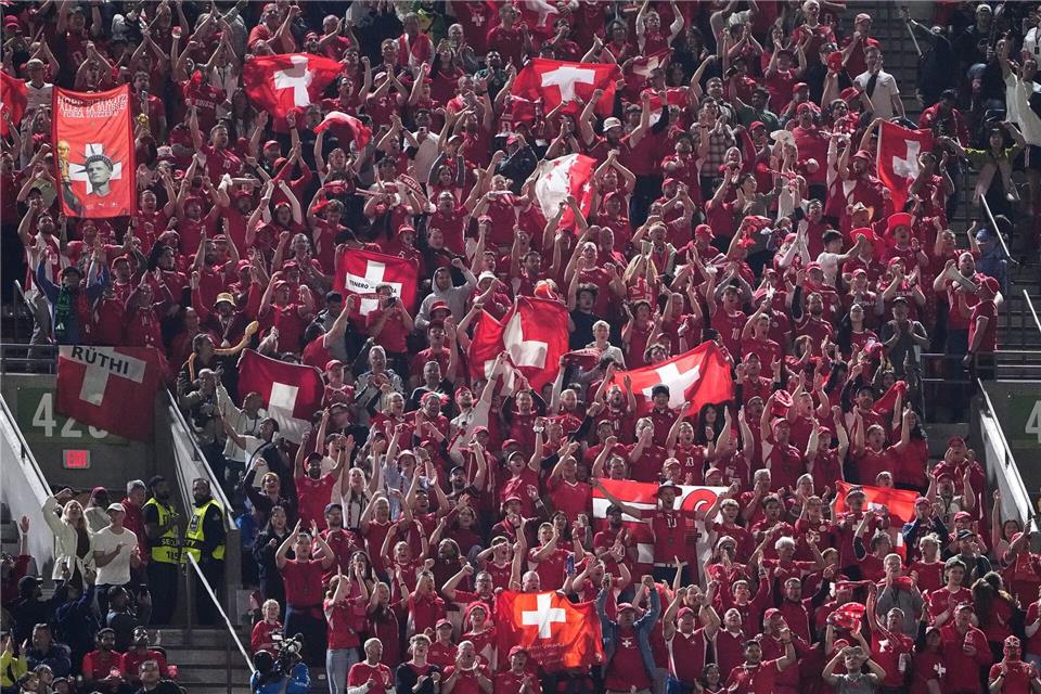Die Schweizer Fans können in der Heimat am Sonntag bis in den Morgen hinein das WM-Viertelfinale als Event zelebrieren. (Archivbild)Lindsey Wasson/AP/dpa