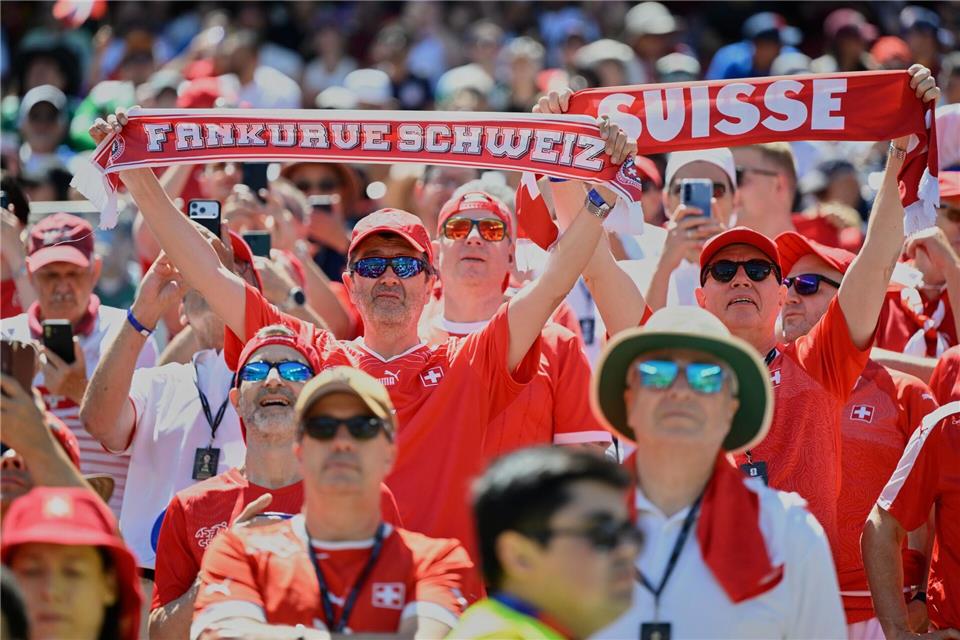 Die Schweizer Fans waren schon früh auf den Beinen.Eakin Howard/FR171640 AP/AP/dpa