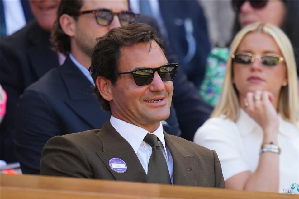 Die Schweizer Tennisikone Roger Federer zu Besuch in Wimbledon.Kirsty Wigglesworth/AP/dpa