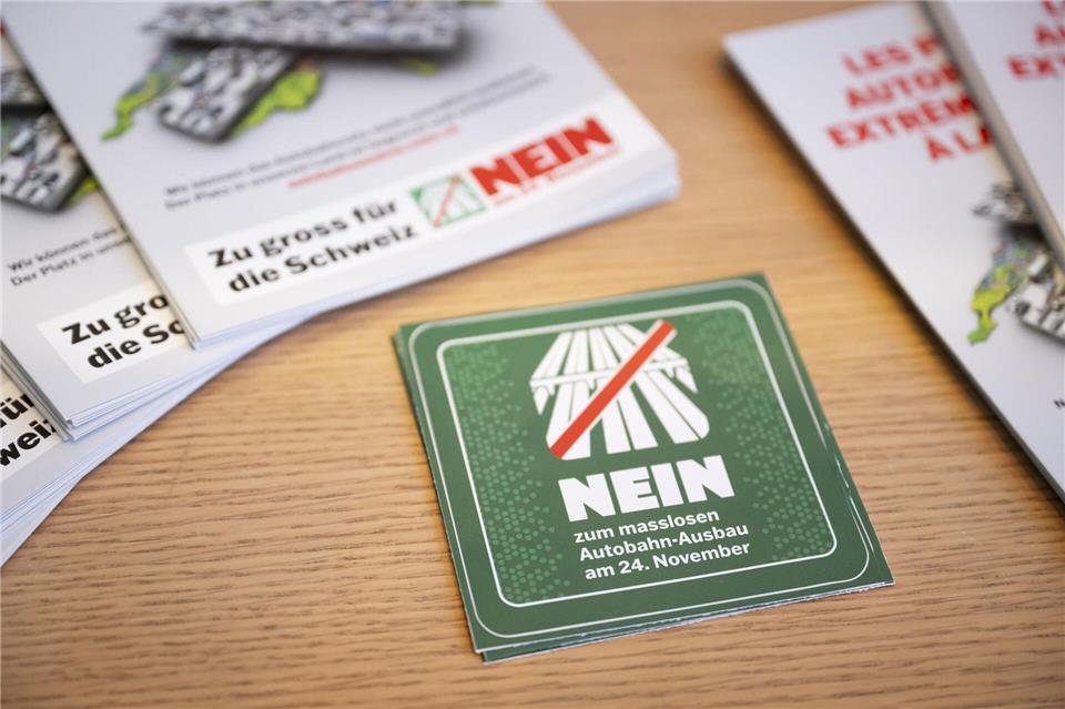 Die Schweizer haben mit knapper Mehrheit gegen den Ausbau von sechs Autobahn-Teilstücken gestimmt.Anthony Anex/KEYSTONE/dpa