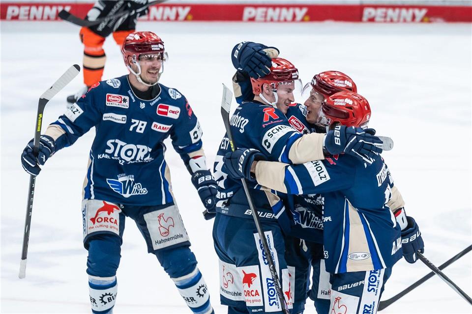 Die Schwenninger Wild Wings dürfen nach dem Viertelfinal-Einzug jubeln.Silas Stein/dpa