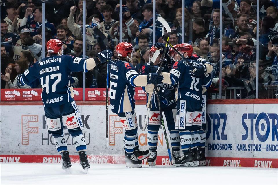 Die Schwenninger Wild Wings jubeln über den Sieg im zweiten Match der Pre-Playoffs.Silas Stein/dpa