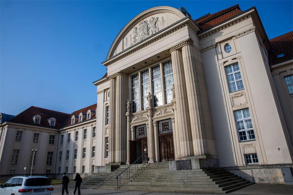 Die Schweriner Staatsanwaltschaft wirft dem Angeklagten Totschlag vor. (Symbolbild)Jens Büttner/dpa