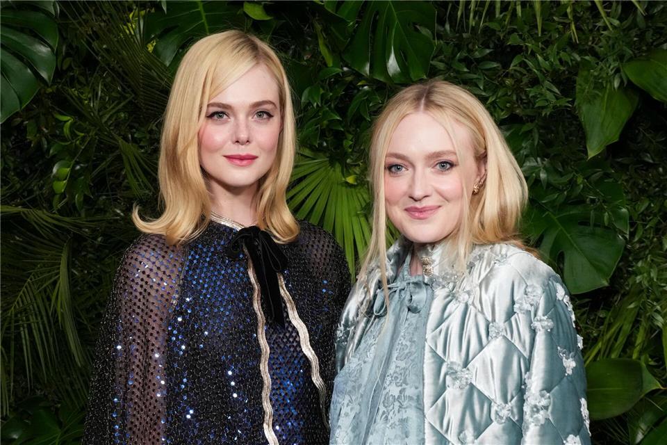 Die Schwestern Elle (l) und Dakota Fanning stehen seit Kindesbeinen vor der Filmkamera. (Archivbild) Jordan Strauss/Invision via AP/dpa