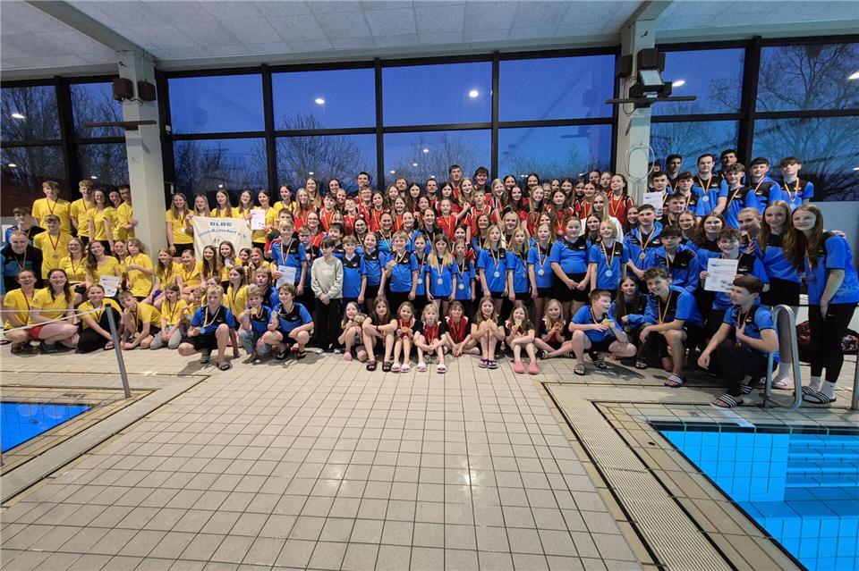 Die Schwimmer und Schwimmerinnen der DLRG-Ortsgruppe Velen-Ramsdorf, Borken und Reken.