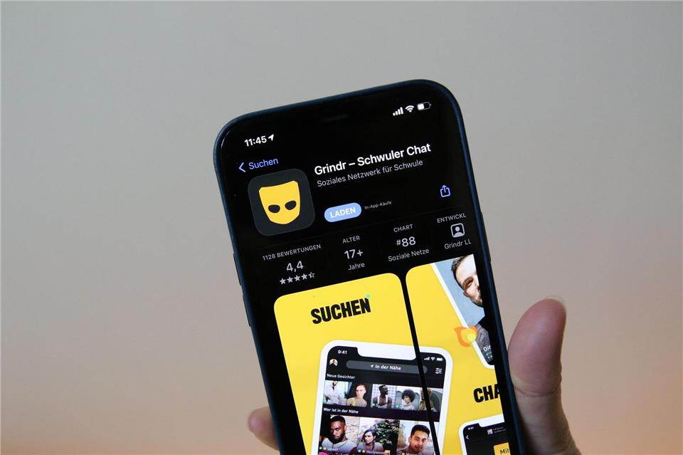 Die Schwulen-App Grindr - ein Kofferwort aus „Guy“ und „Finder“ (also Kerlefinder) und angelehnt ans Verb „grind“ (reiben, schleifen) - sortiert mögliche Partner nicht mehr zuerst nach gemeinsamen Interessen, sondern danach, wer gerade mit dem Handy in der Nähe ist. (Archivbild)Christoph Dernbach/dpa
