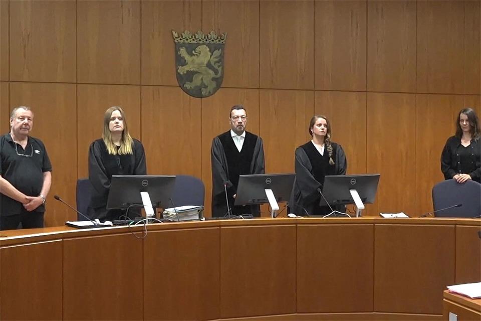 Die Schwurgerichtskammer muss prüfen, ob es sich um Mord handelte.Peter Knapp/dpa