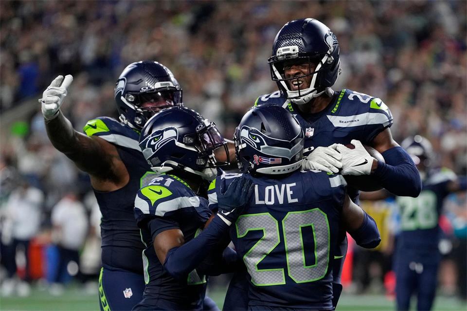 Die Seahawks ließen nach dem entscheidenden Ballgewinn der Freude freien Lauf.Stephen Brashear/AP/dpa