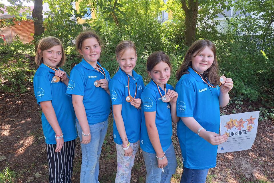 Die Sebastianschülerinnen Lotta Kösters, Jule Eming, Ronja Schwane, Maja Gröniger und Thea Dahmen (v.l.) haben an der Deutschen Schulschachmeisterschaft der Wettkampfklasse Grundschulmädchen teilgenommen.
