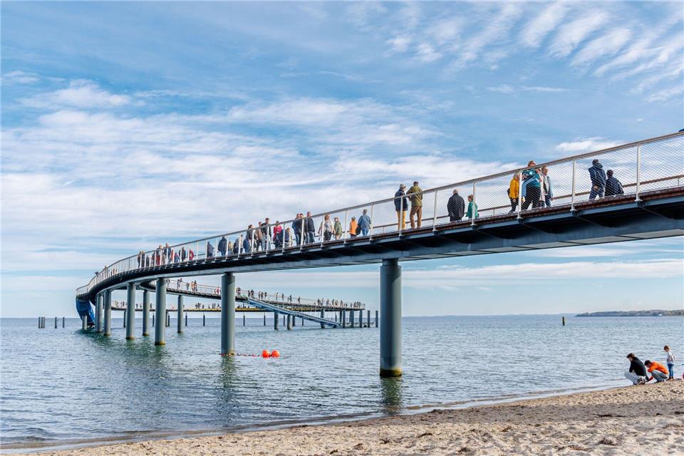 Die Seebrücke in Timmendorfer Strand führt in einem weiten Bogen übers Wasser.picture alliance/dpa
